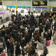 Ilustración para el artículo titulado Cómo pueden unos drones generar tanto caos y cerrar más de 24 horas el segundo aeropuerto más grande de Reino Unido